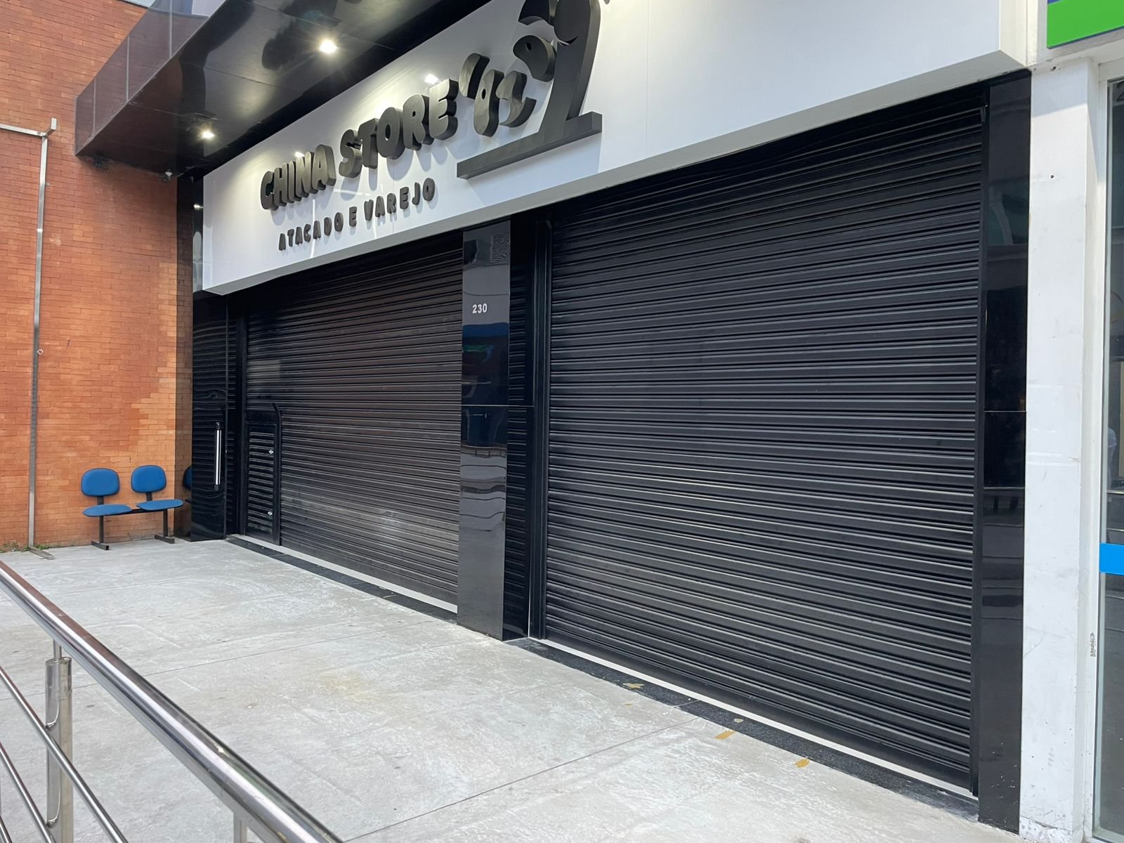 Porta automática Smart Portas instalada em fachada comercial