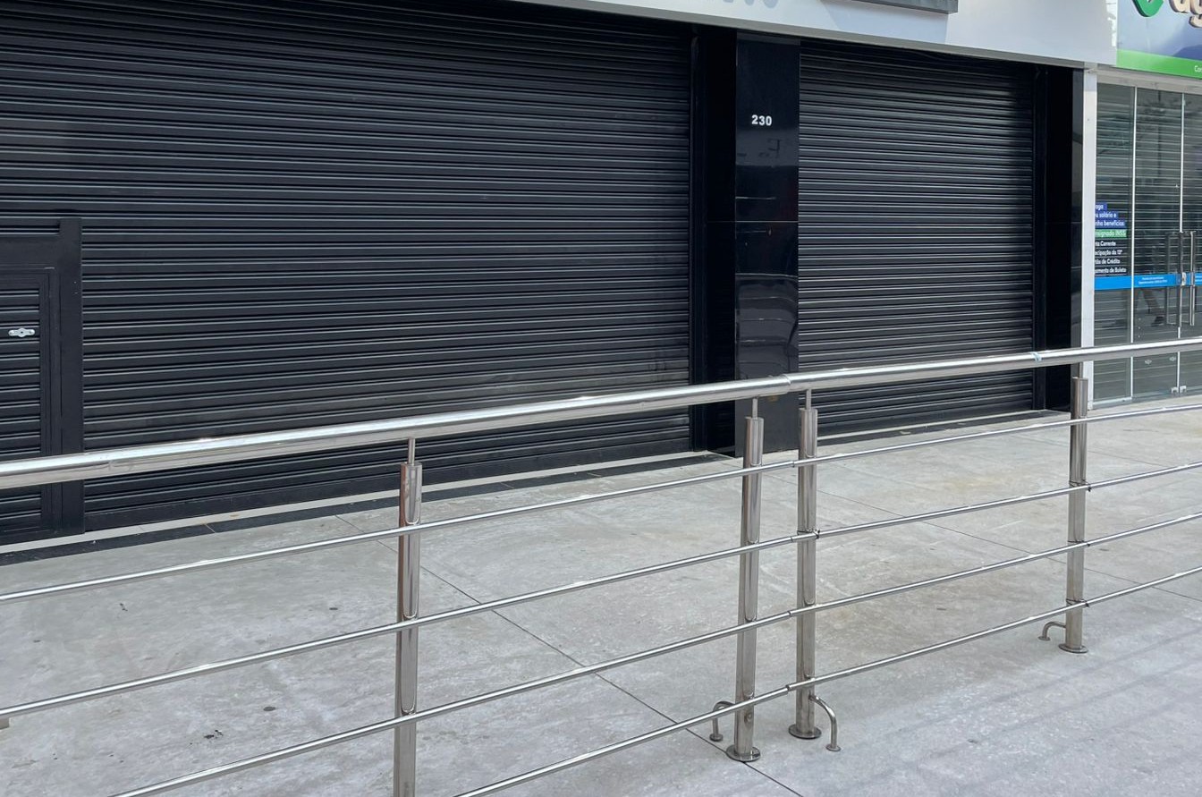 Porta automática Smart Portas instalada em fachada comercial